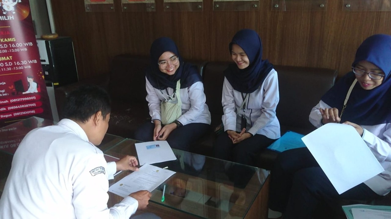 KPU melayani pendaftaran pindah pemilih di kantor. (Foto: Bramanta Pamungkas/jatimnow.com)