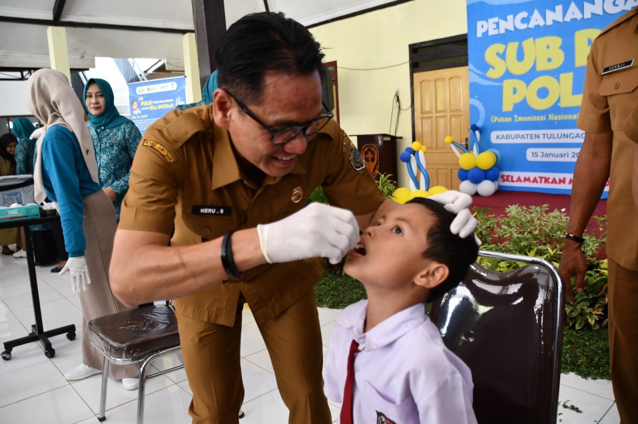 Pj Bupati Tulungagung, Heru Suseno saat memberikan vaksin polio. (Foto: Bramanta Pamungkas/jatimnow.com)