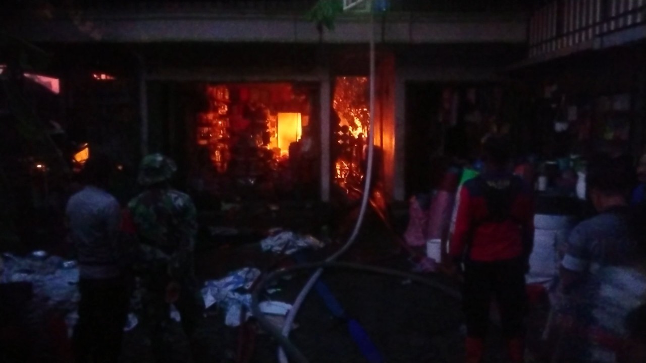 Petugas memadamkan kobaran api yang melahap gudang gerabah di Tulungagung. (Foto: Bramanta Pamungkas/jatimnow.com)