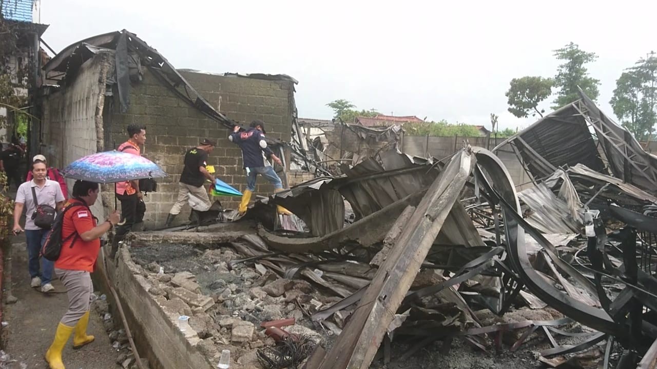 Petugas melakukan olah TKP di lokasi kebakaran gudang toko gerabah di Tulungagung. (Foto: Bramanta Pamungkas/jatimnow.com)