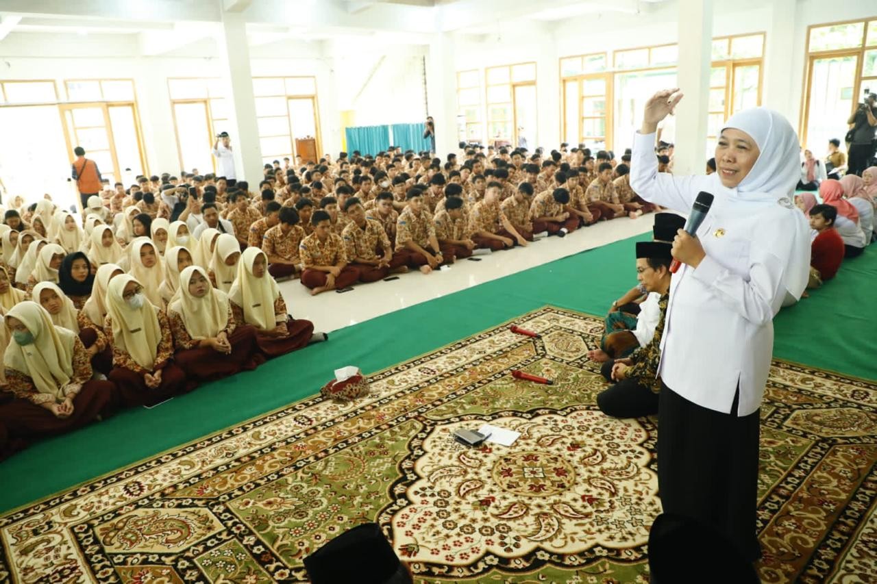 Gubernur Khofifah Hadiri Tahlil di Masjid SMA Negeri 1 Sidoarjo