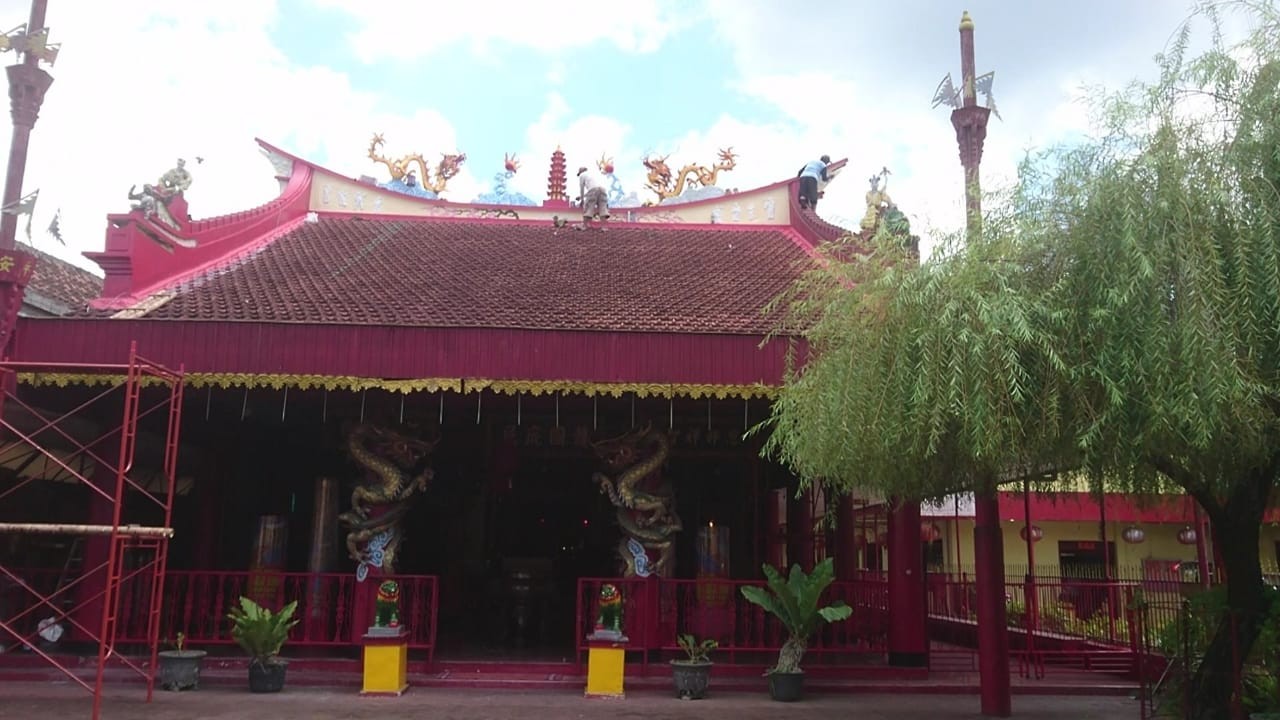 Pekerja melakukan pengecatan di atap klenteng Tjoe Tik Kiong Tulungagung. (Foto: Bramanta Pamungkas/jatimnow.com)