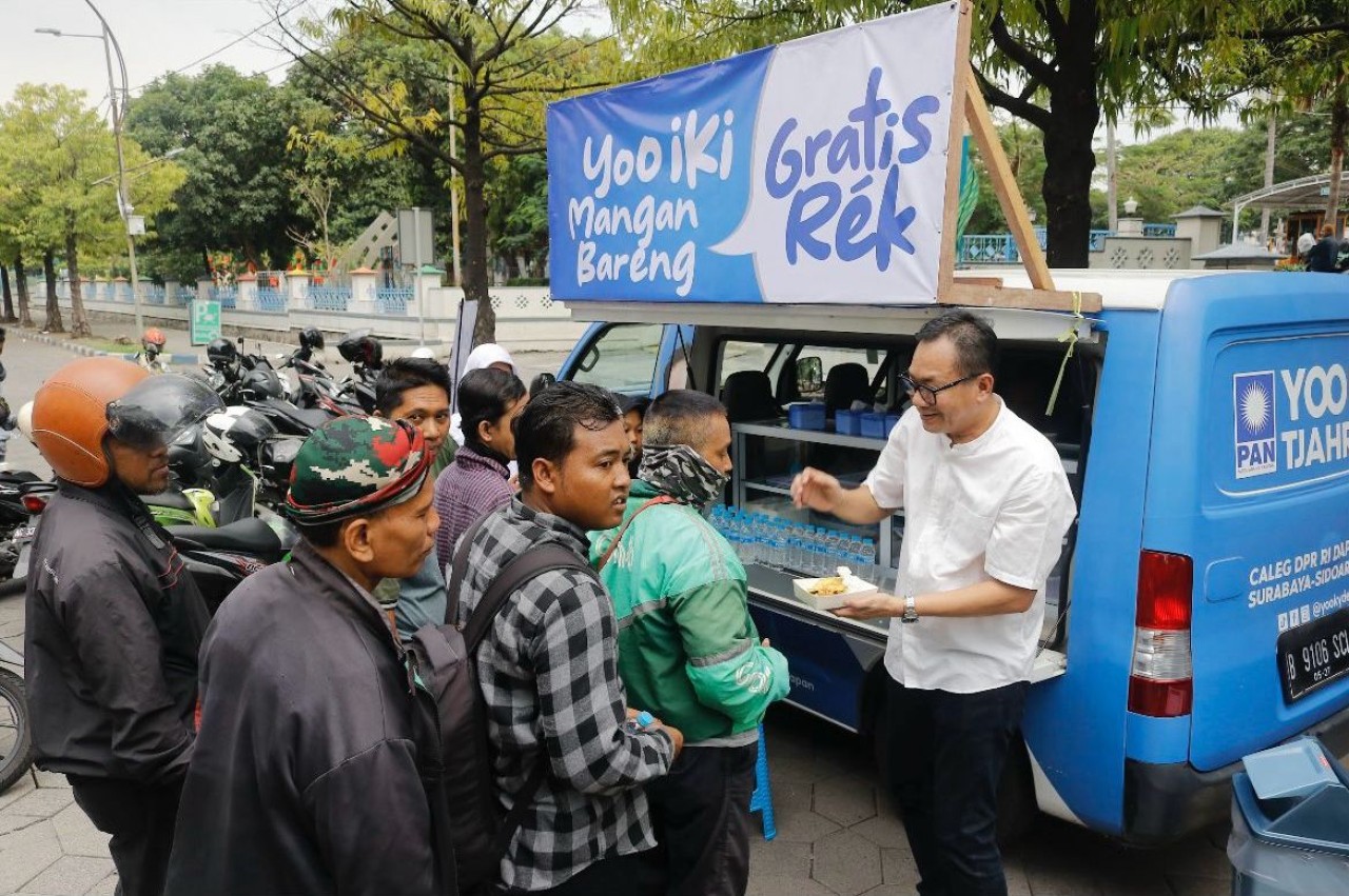 Antusiasme warga Surabaya saat menyerbu bazaar makan siang gratis (foto: Rio for jatimnow.com)