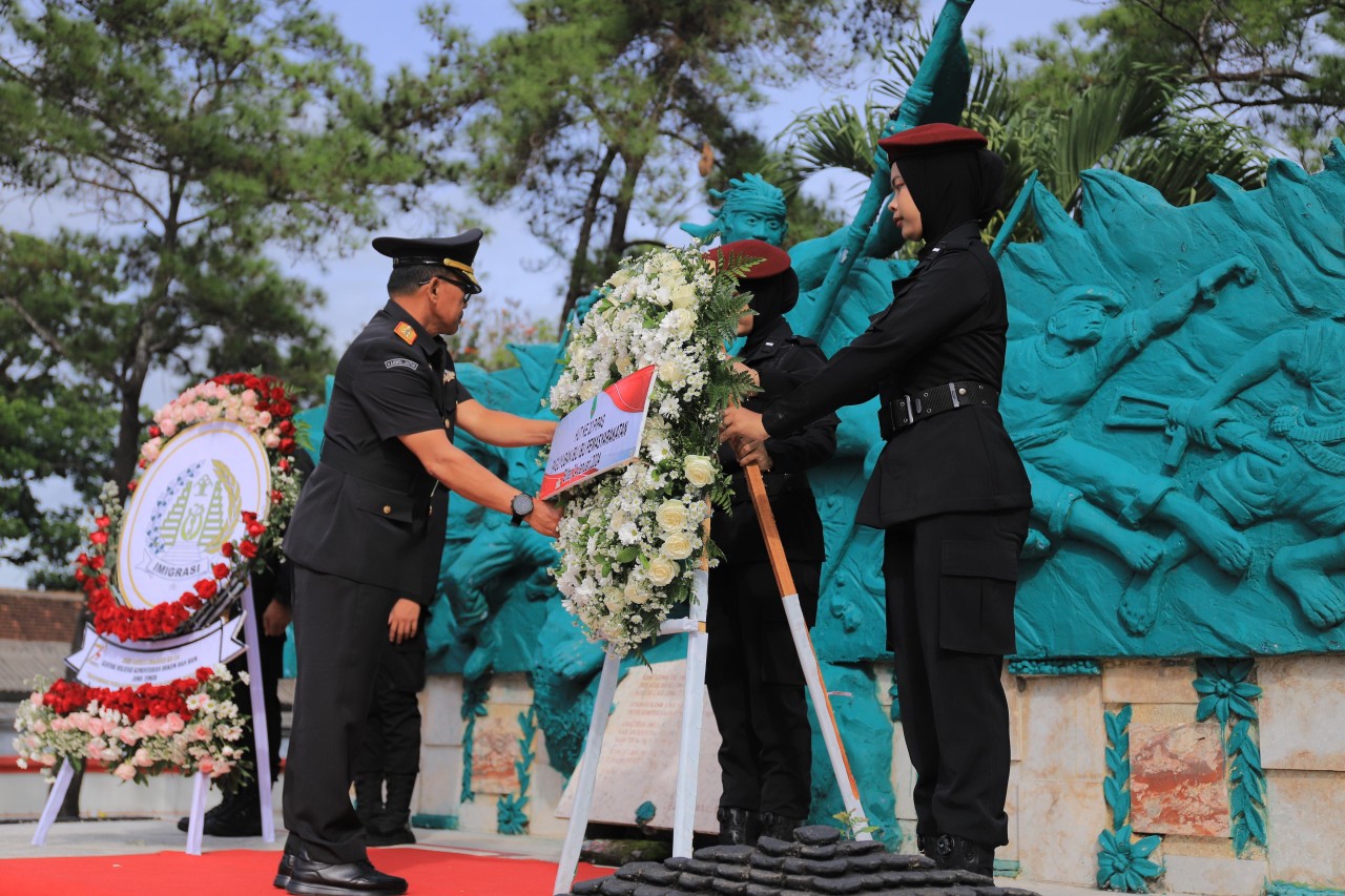 Insan Pengayoman Jatim bersama jajaran Kemenkumham Jatim saat melakukan ziarah di TMP Blitar. (Foto: Humas Kemenkumham Jatim for jatimnow.com)