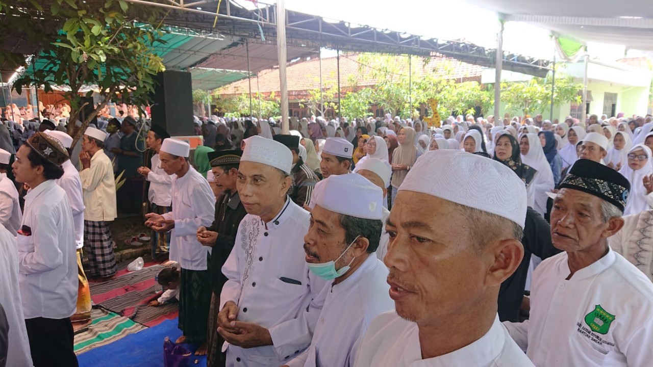 Ribuan jamaah dari berbagai daerah di Jawa Timur hadir dalam doa bersama pemilu damai di Ponpes Sunan Prapen Lamongan. (Foto : Adyad Ammy Iffansah/jatimnow.com)