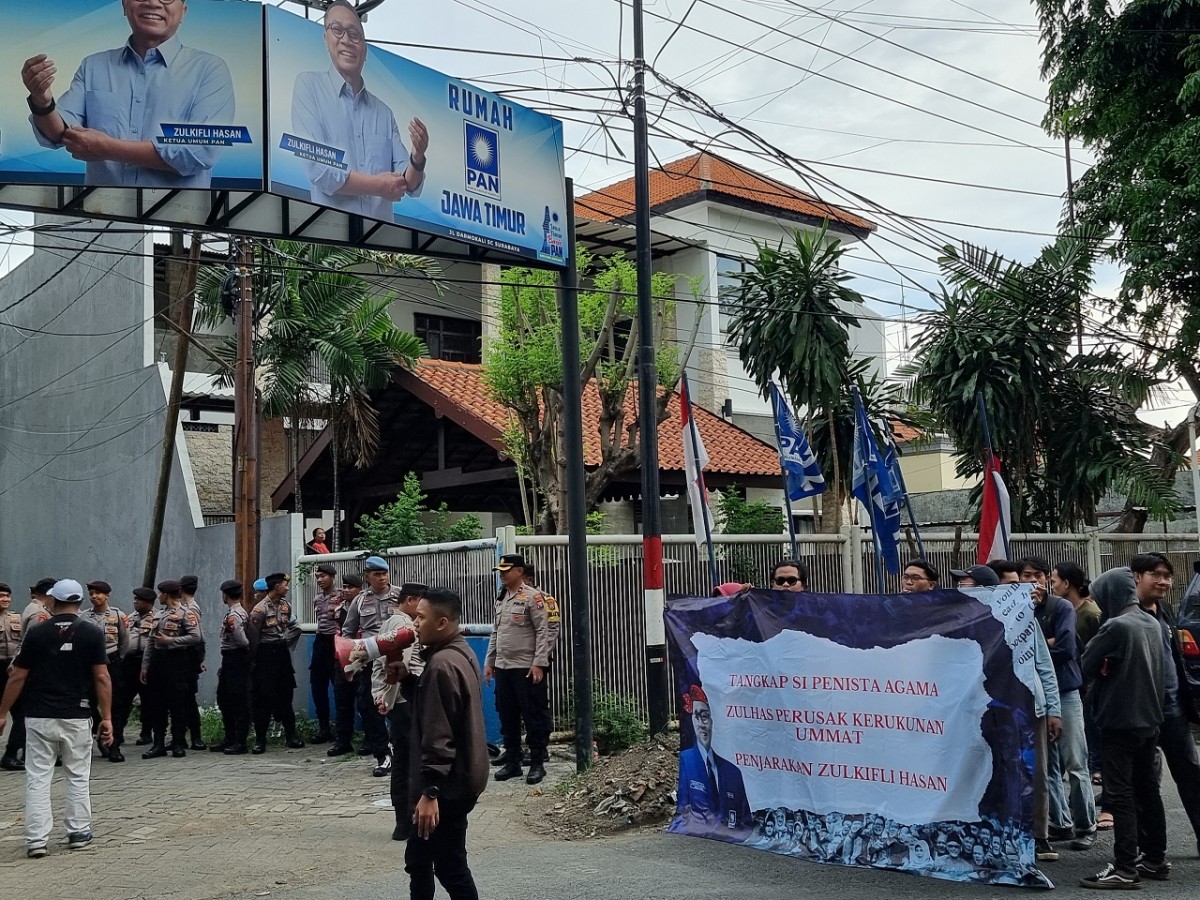 Aksi massa Persatuan Santri Jawa Timur di depan Kantor PAN Jatim, Jalan Darmokali, Surabaya. (Foto: Ni'am Kurniawan/jatimnow.com)