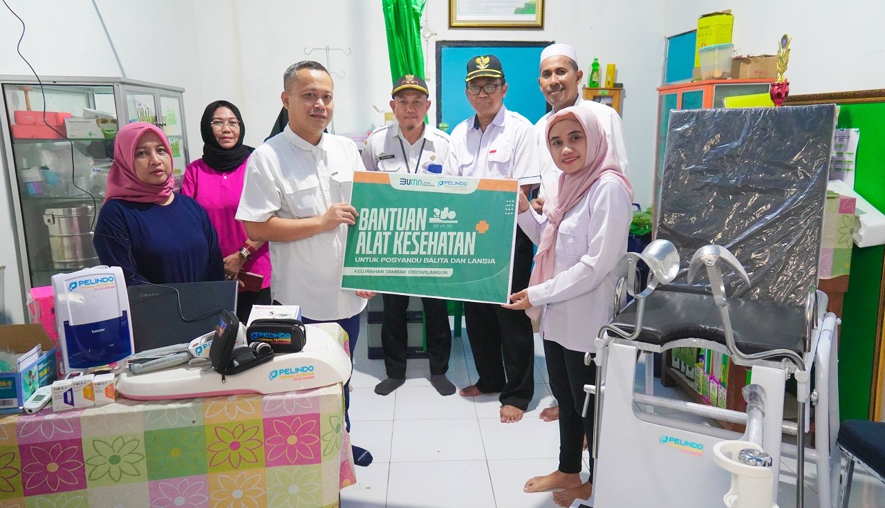 Direktur Keuangan, SDM, dan Umum Terminal Teluk Lamong, Budi Satriyo yang berupa alat kesehatan seperti bed genokologi, tabung oksigen, troli alat medis, timbangan bayi dan lansia, serta alat medis penunjang lainnya.