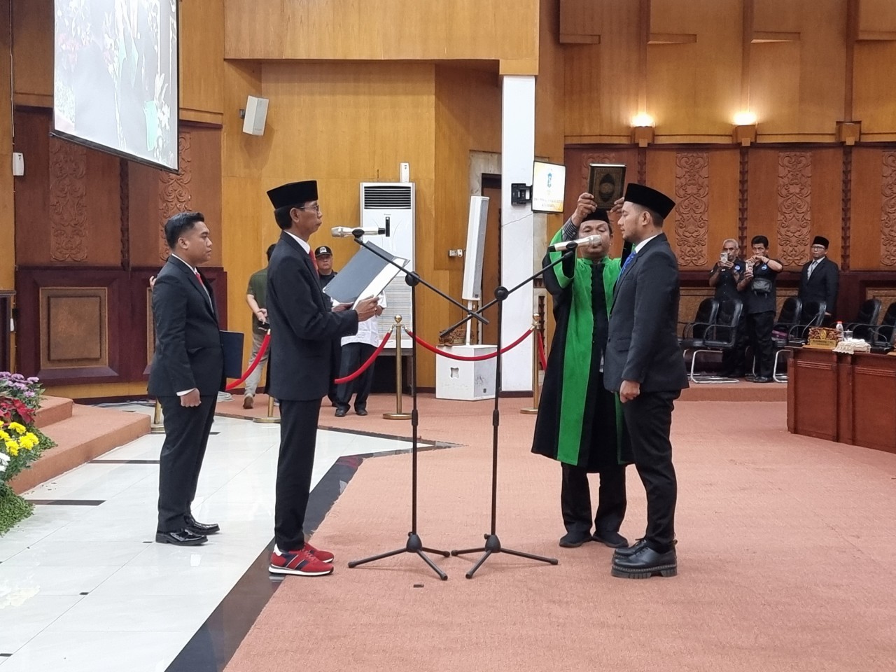 Adi Sutarwijono saat melantik Airlangga Justitia sebagai PAW DPRD Surabaya (foto: Ni'am Kurniawan/jatimnow.com)