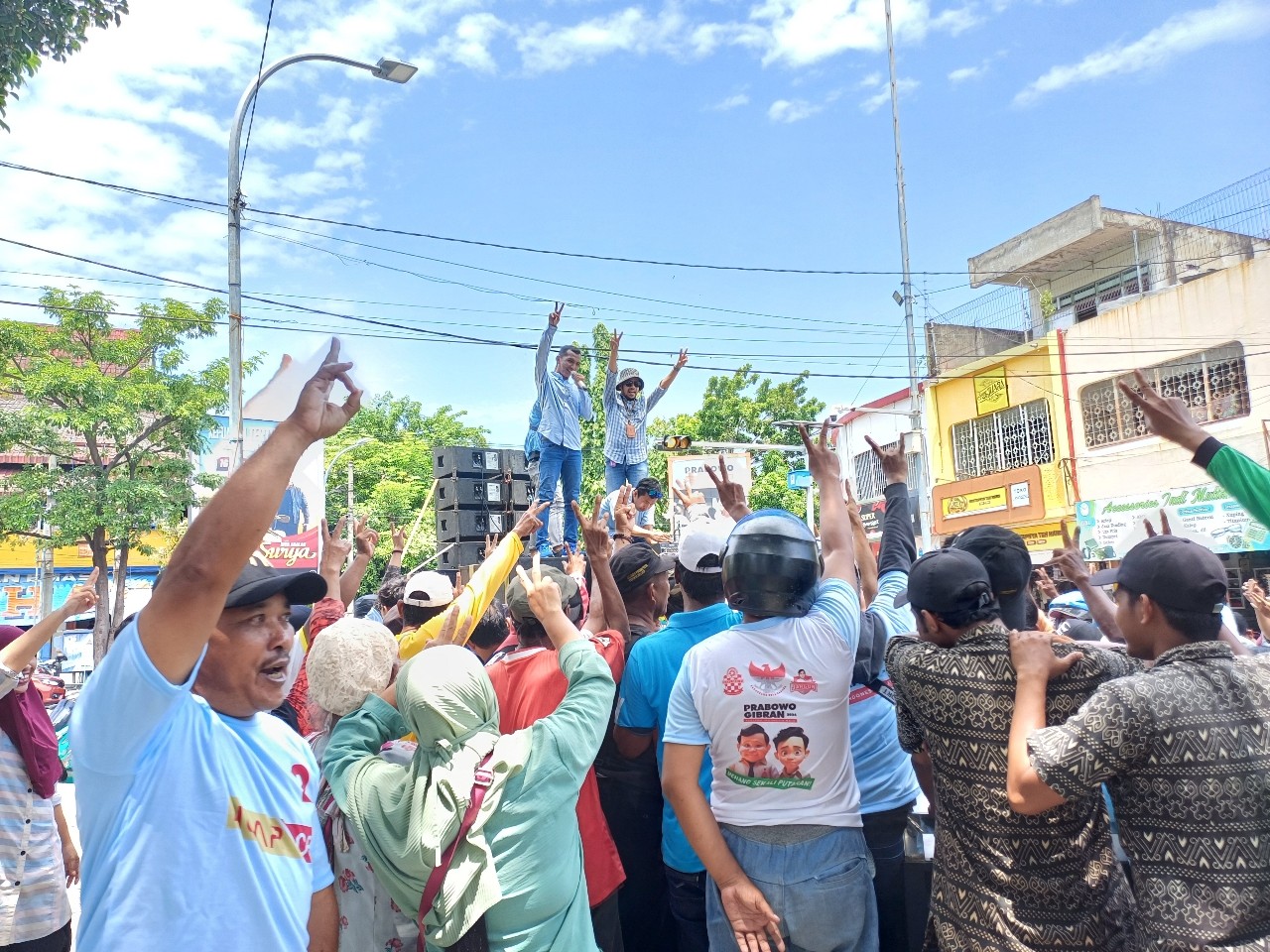 Kegiatan aksi berbagi Relawan Pilar 08 di Lamongan, Ketua Pilar 08 menyebut Prabowo Gibran Kuasai Jatim. (Foto: Adyad Ammy Iffansah/jatimnow.com)