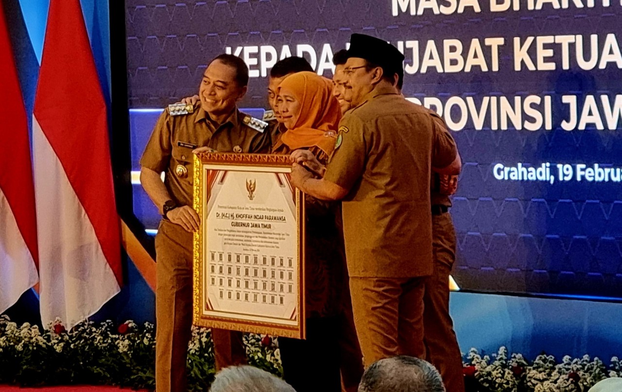 Usai memberi candaan pada Eri, Ipin, dan Sugiri, Gus Ipul mengajak mereka berfoto bersama Khofifah di Grahadi (Foto: Ni'am Kurniawan/jatimnow.com)