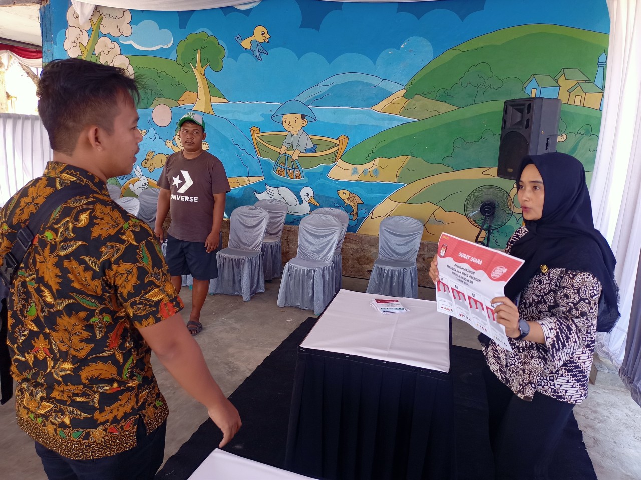 Persiapan TPS 16 Kelurahan Ploso, lokasi SBY akan melakukan pencoblosan.(Foto: Kominfo Pacitan)