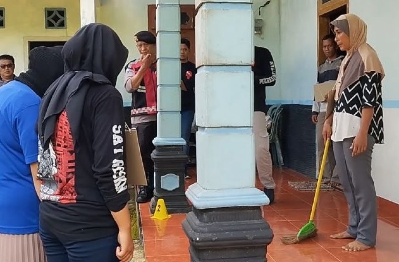 Saksikan rekonstruksi, ibu korban (jilbab coklat) menahan amarah. (Foto: Ahmad Fauzani/jatimnow.com)