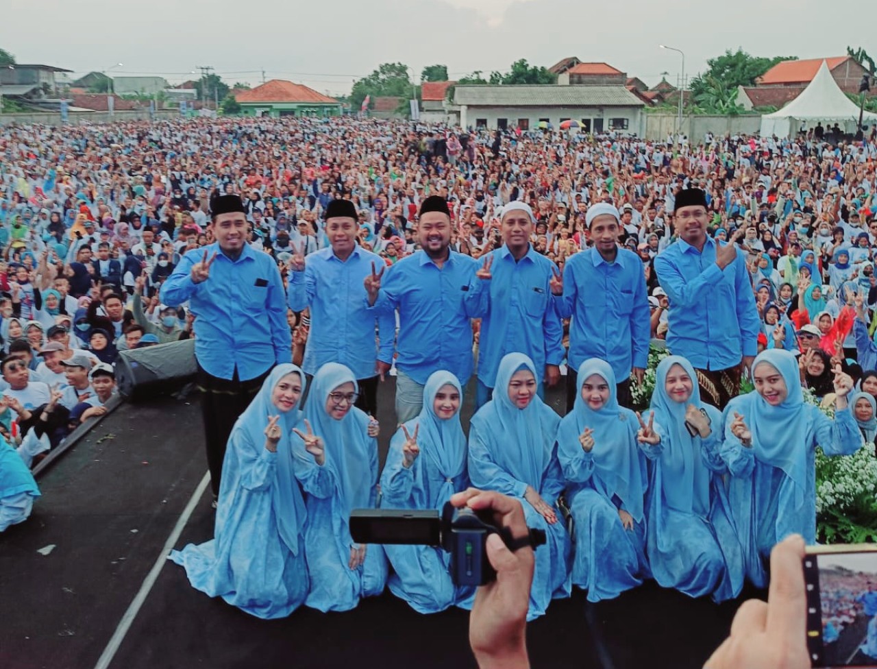 Bupati Gresik Ahmad Yani (tengah-kiri) saat deklarasi dukungan ke Prabowo-Gibran di Sidoarjo (dok.jatimnow.com)
