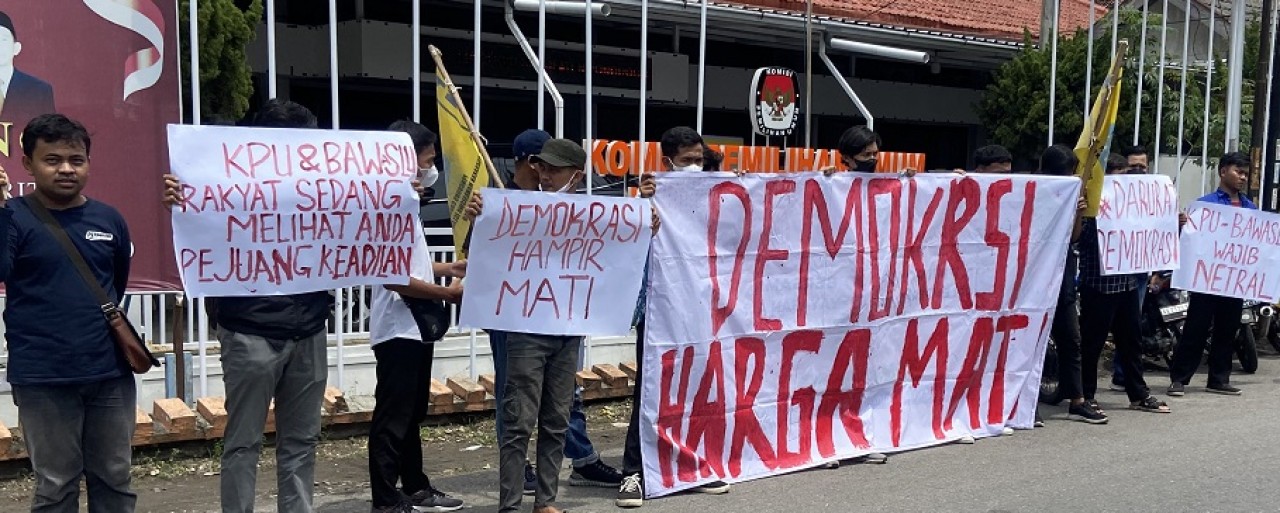 Aksi unjuk rasa aktivis PMII Ponorogo. (Foto: Ahmad Fauzani/jatimnow.com)