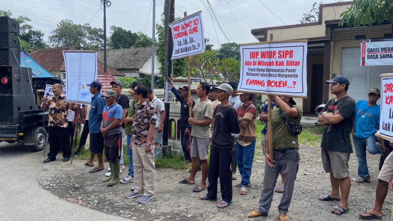 Aksi unjuk rasa warga Margourip Kediri menolak truk pasir lewat jalan desa. (Foto: Yanuar Dedy/jatimnow.com)