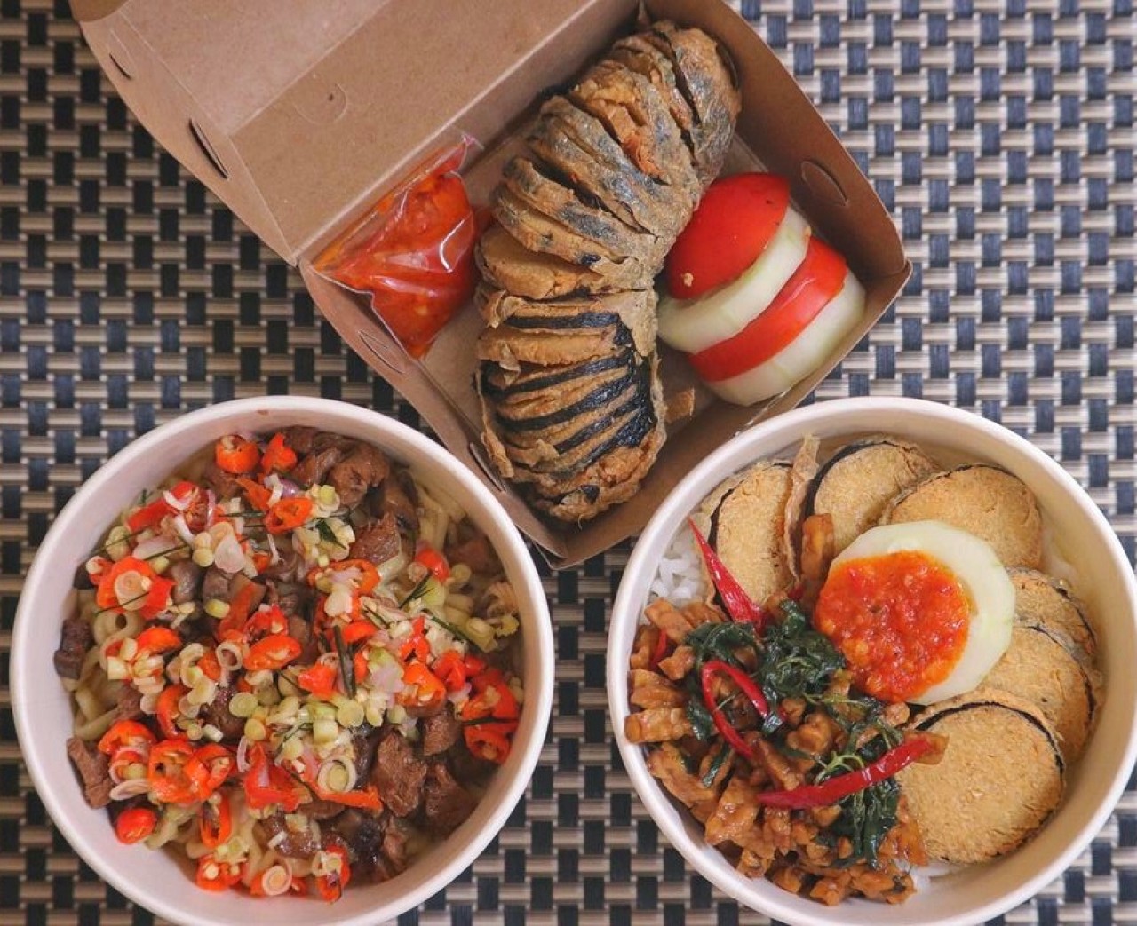 Nasi Tanogo sambal matah dan nasi campur. (Foto: Wiwi Junita for jatimnow.com) / Instagram Akutanogo.