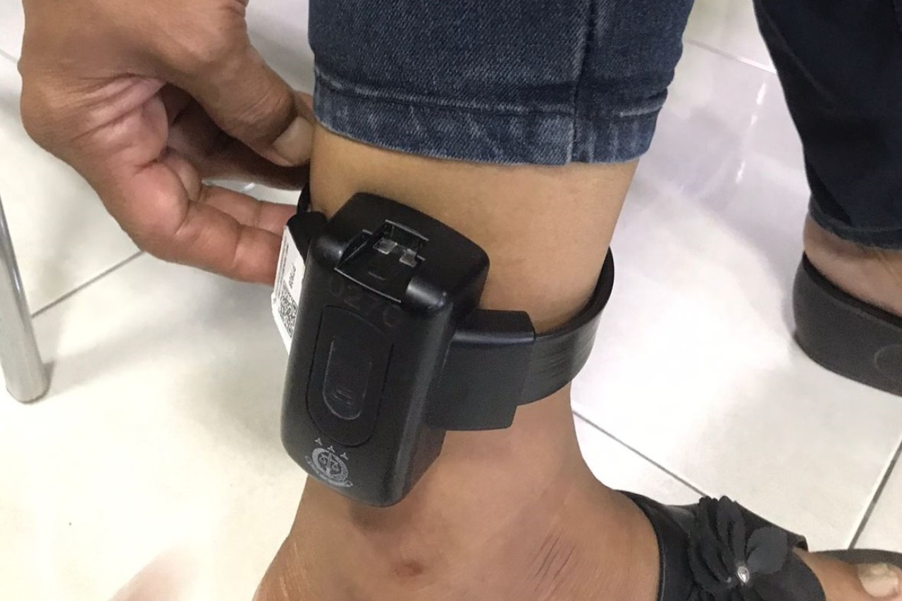 Petugas memasang alat pengawas elektronik di kaki terdakwa. (Foto: Dok. Kejari Tulungagung)
