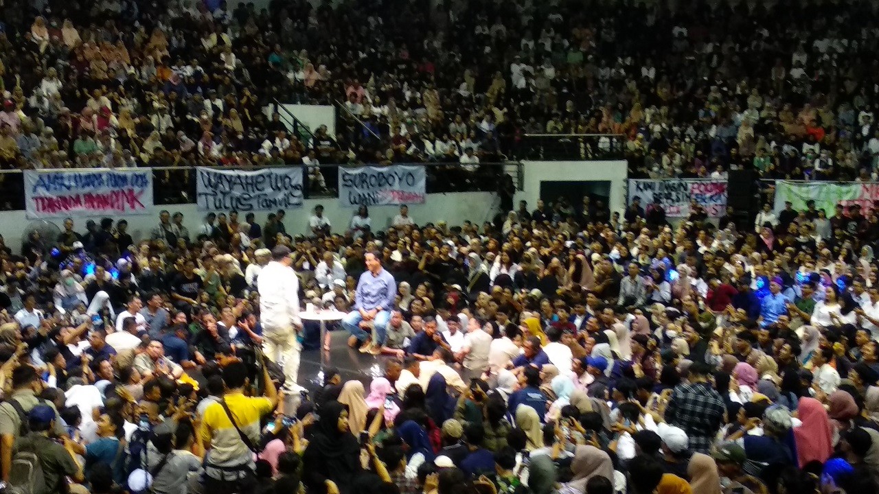 Anies Baswedan saat saat memberikan orasi dalam acara Desak Anies di DBL Arena, Surabaya. (Foto: Haryo Agus/jatimnow.com)