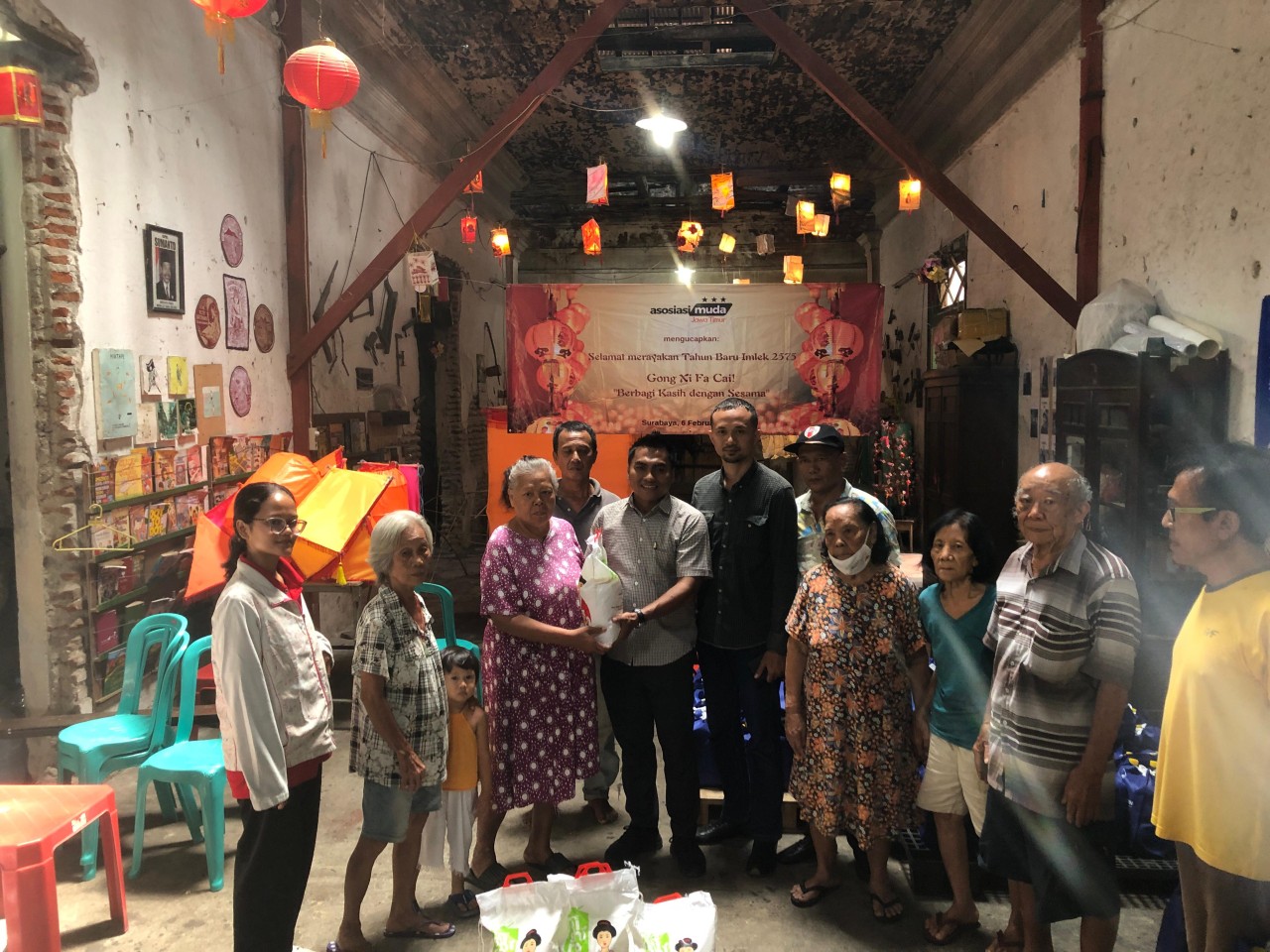 Momen bakti sosial di Kampung Pecinan RT 02 RW 02 Kelurahan Alun-alun Contong, Tambak Bayan Surabaya. (Foto: Haryo Agus/jatimnow.com)