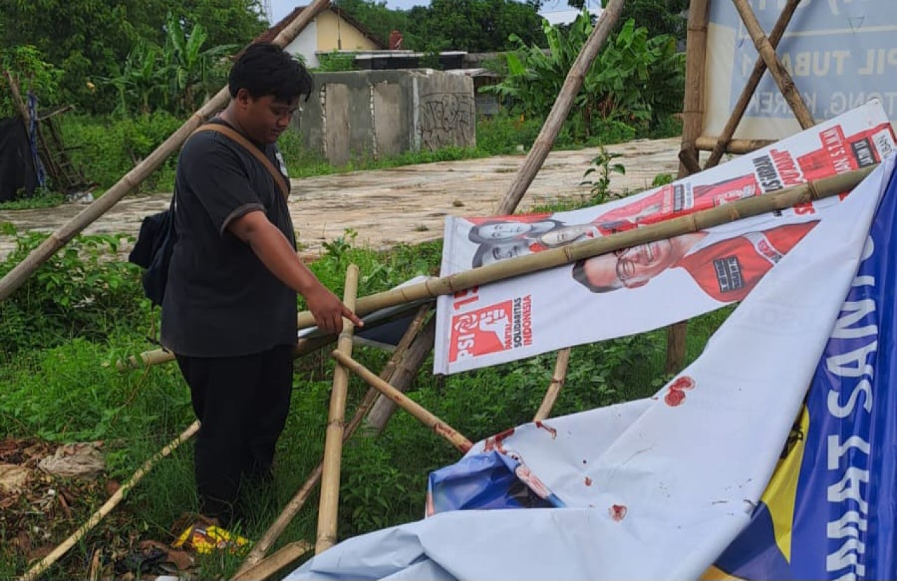 Pemotor di Tuban jadi Korban Baliho Eks Wabup Blitar Rahmat Santoso yang Ambruk