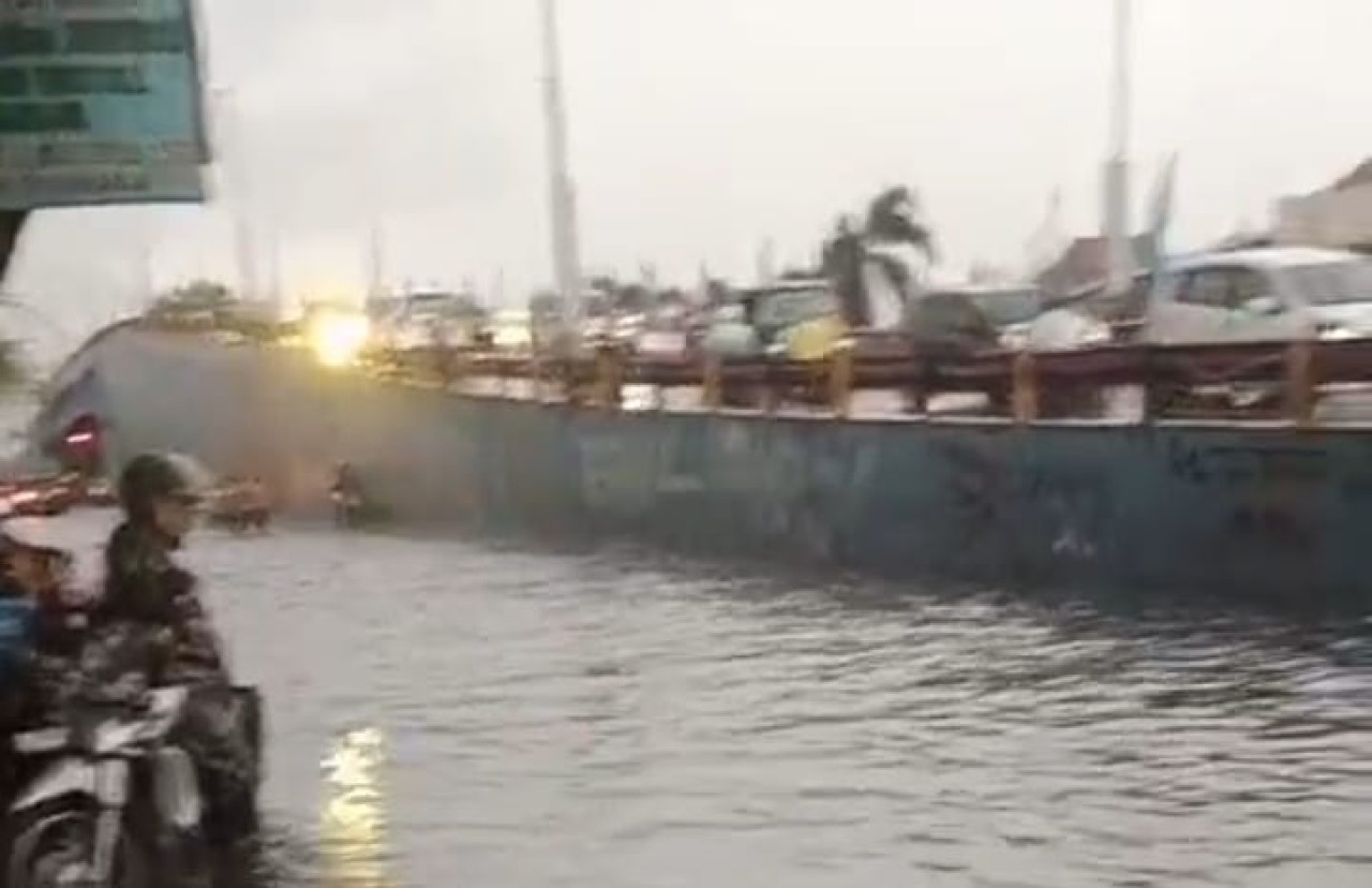 Banjir di kawasan flyover Waru Sidoarjo. (Foto: Kanit Gakum Polresta Sidoarjo/jatimnow.com)