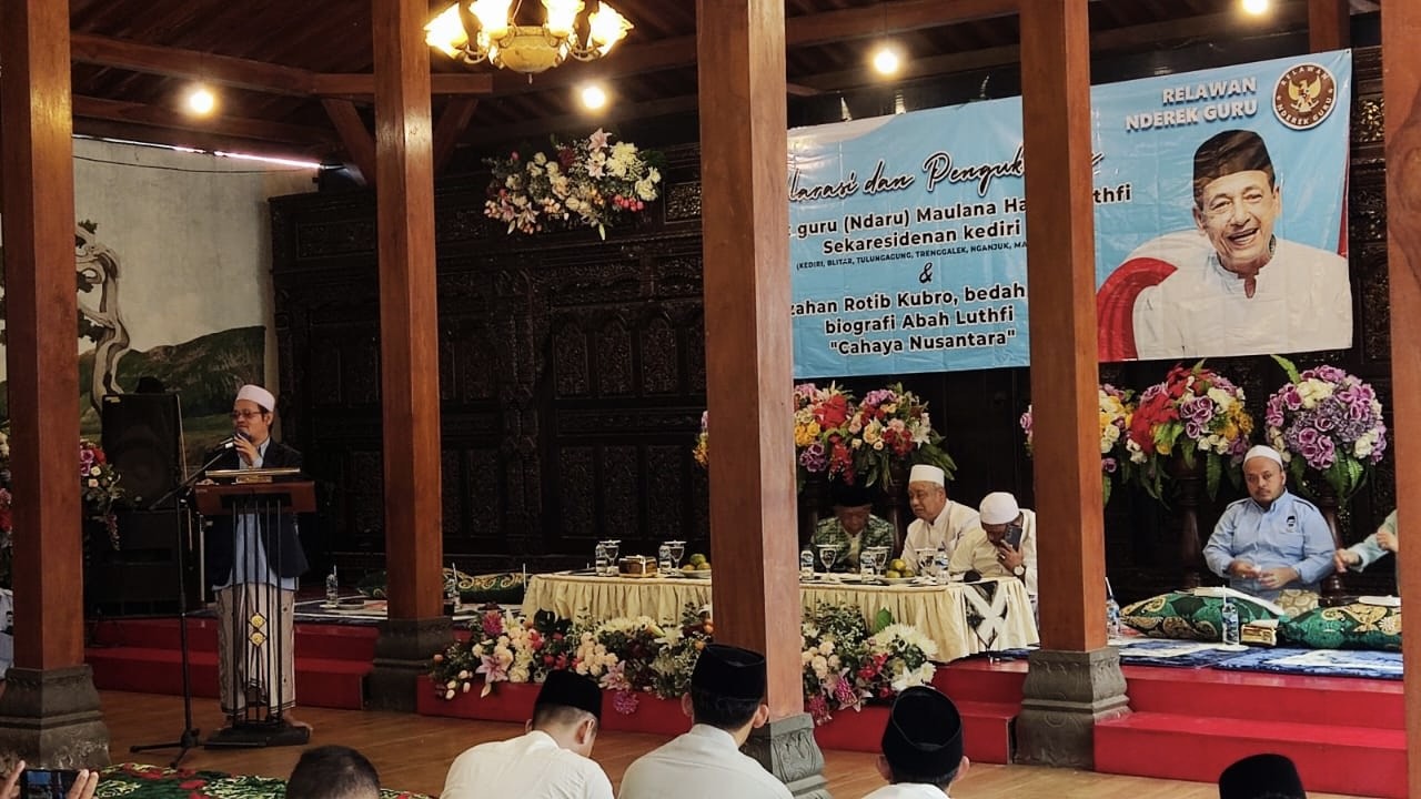 Ketua Relawan Ndaru Muhammad Said saat memberikan penjelasan terkait Habib Luthfi. (Foto : Yanuar Dedy/jatimnow.com)