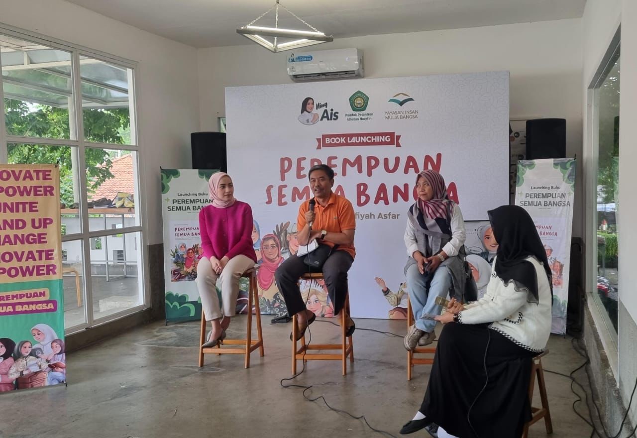 Ning Ais (kiri) saat membedah bukunya di Surabaya (foto: Rio for jatimnow.com)