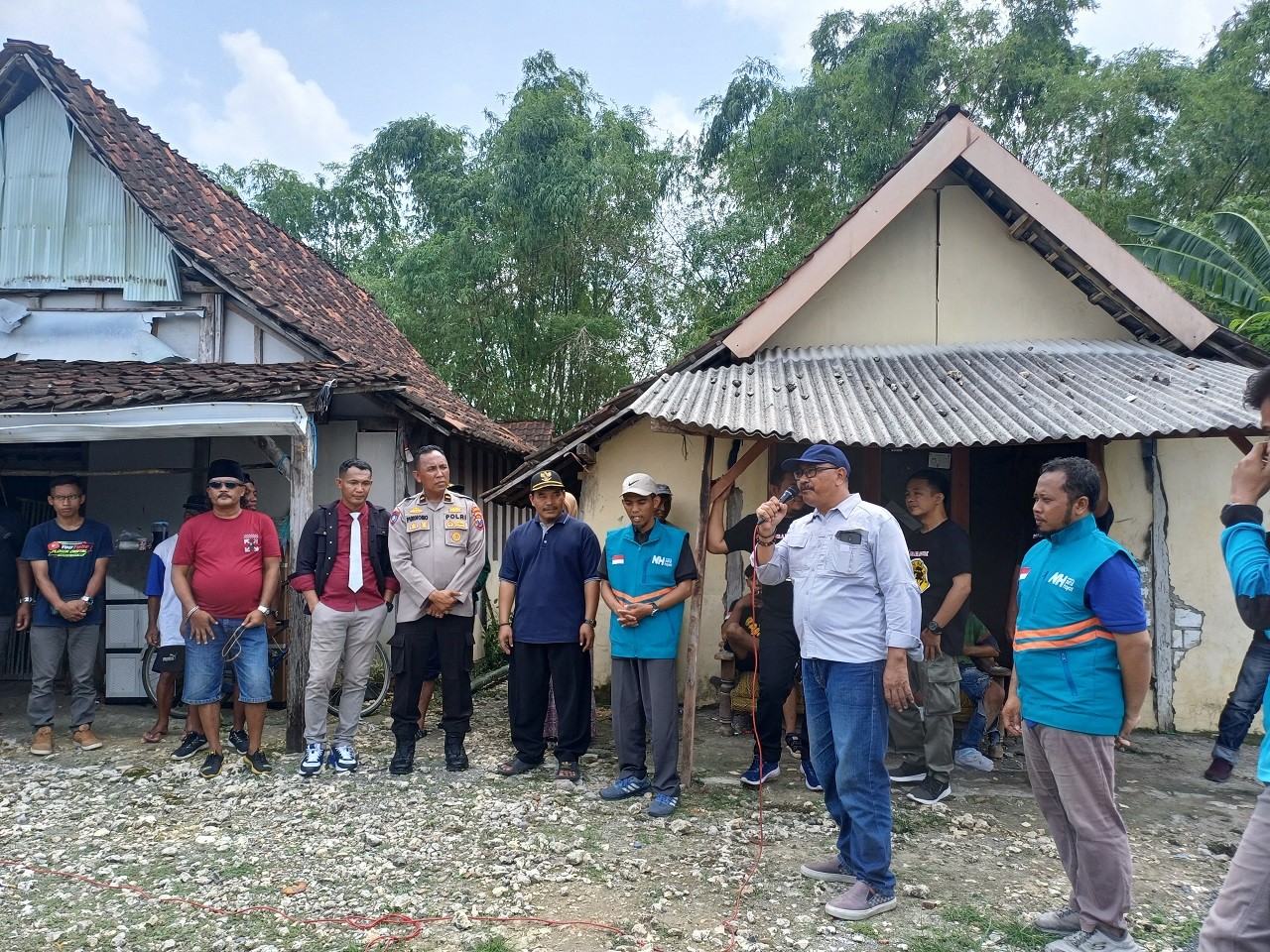 Ketua PWI Lamongan, Kadam Mustoko saat memberi sambutan sebelum melakukan pembongkaran terhadap rumah janda miskin. (Foto : Adyad Ammy Iffansah/jatimnow.com)