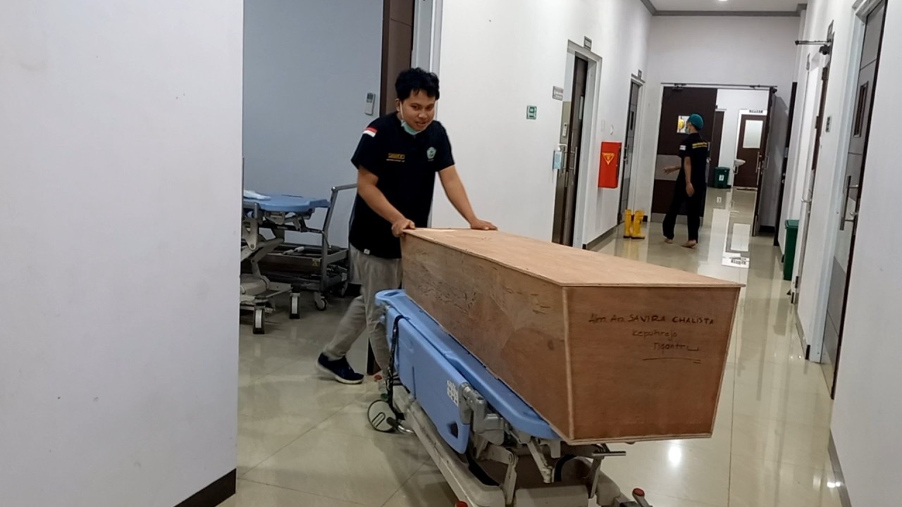 Jenazah korban usai menjalani autopsi di rumah sakit. (Foto: Bramanta Pamungkas/jatimnow.com)