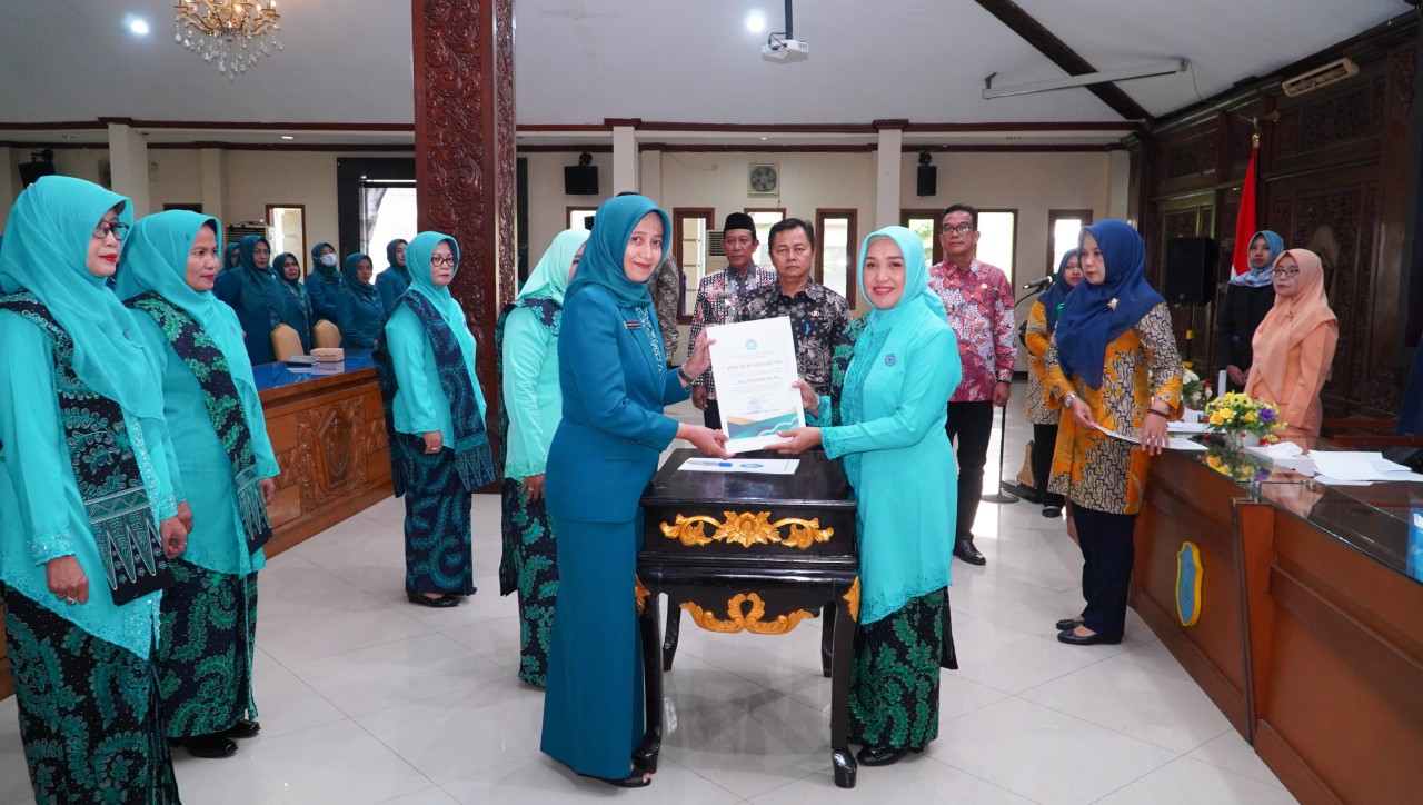 Anis Kartika saat melantik 4 TP PKK di Lamongan. (Foto : Adyad Ammy Iffansah/jatimnow.com)