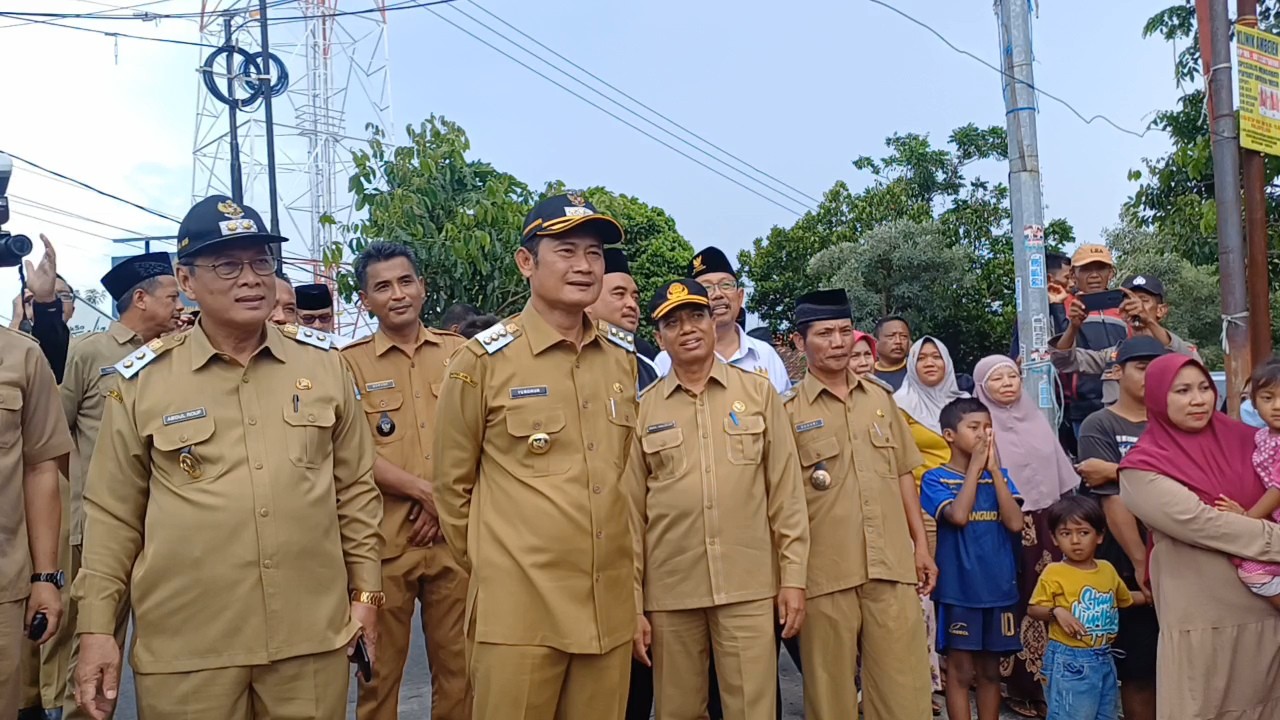 Potret kebersamaan Bupati Yuhronur dan Wabup Abdul Rouf saat baksos peringatan 3 tahun menjabat di Kecamatan Laren, Lamongan. (Foto : Adyad Ammy Iffansah/jatimnow.com).