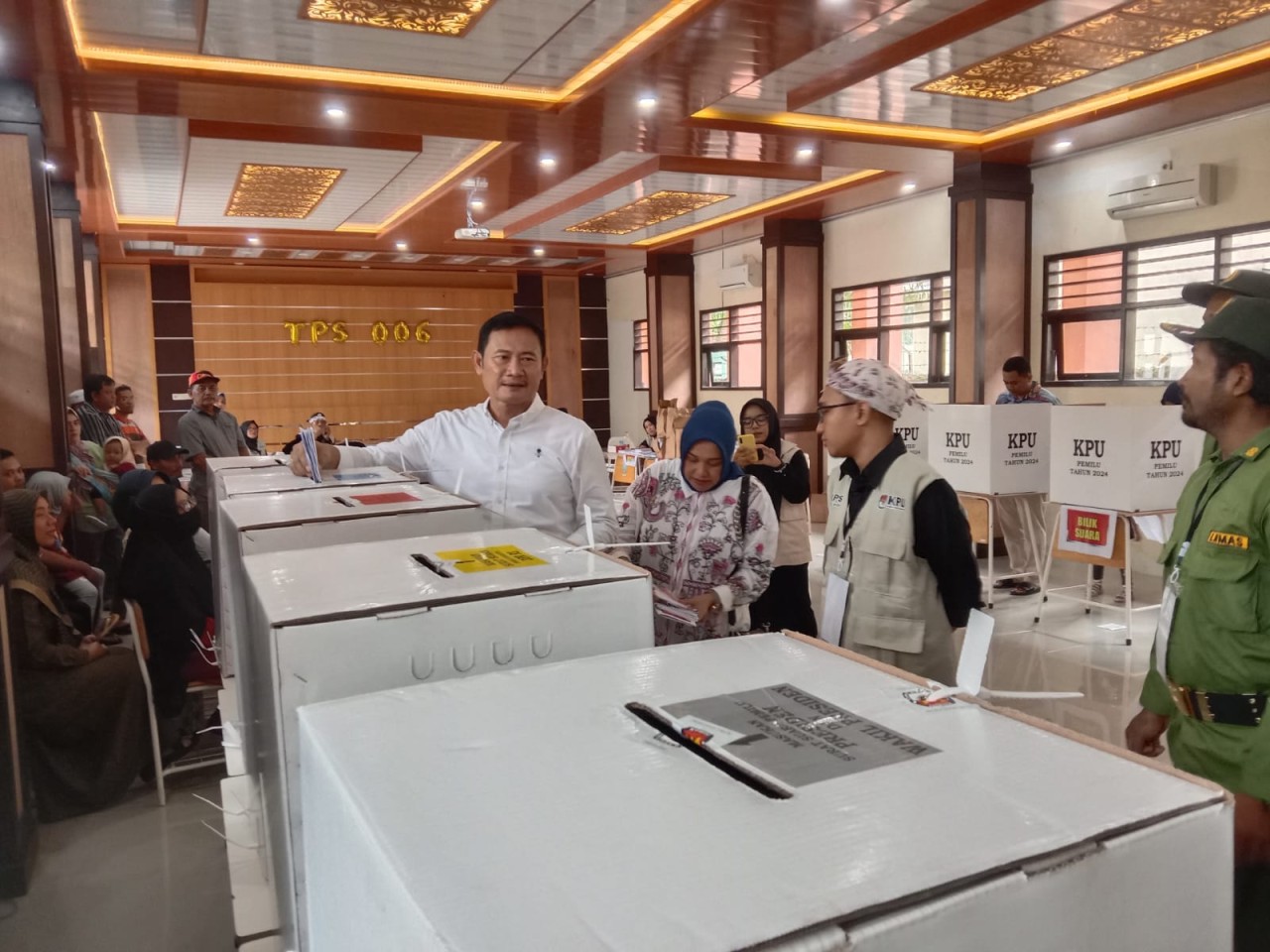 Bupati Lamongan, Yuhronur Efendi saat menyalurkan hak pilihnya di TPS 006 Kelurahan Banjarmendalam Lamongan. (Foto : Adyad Ammy Iffansah/jatimnow.com)
