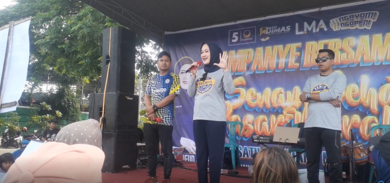 Caleg DPR RI dapil Surabaya-Sidoarjo, Lita Machfud Arifin saat bertemu dengan warga warga Jemundo Sambikerep, Kecamatan Taman. (Foto: Endang Pergiwati/jatimnow.com)