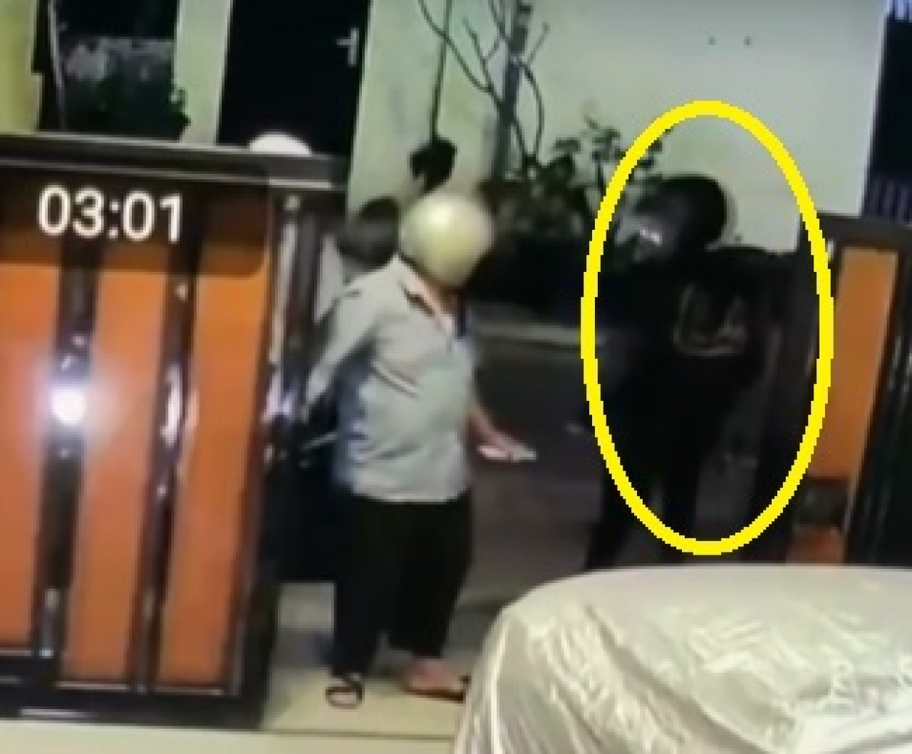 Sarmuji memakai helm saat berpapasan dengan maling motor (lingkar kuning) yang gagal beraksi. (Foto: tangkapan layar IG Sarmuji)