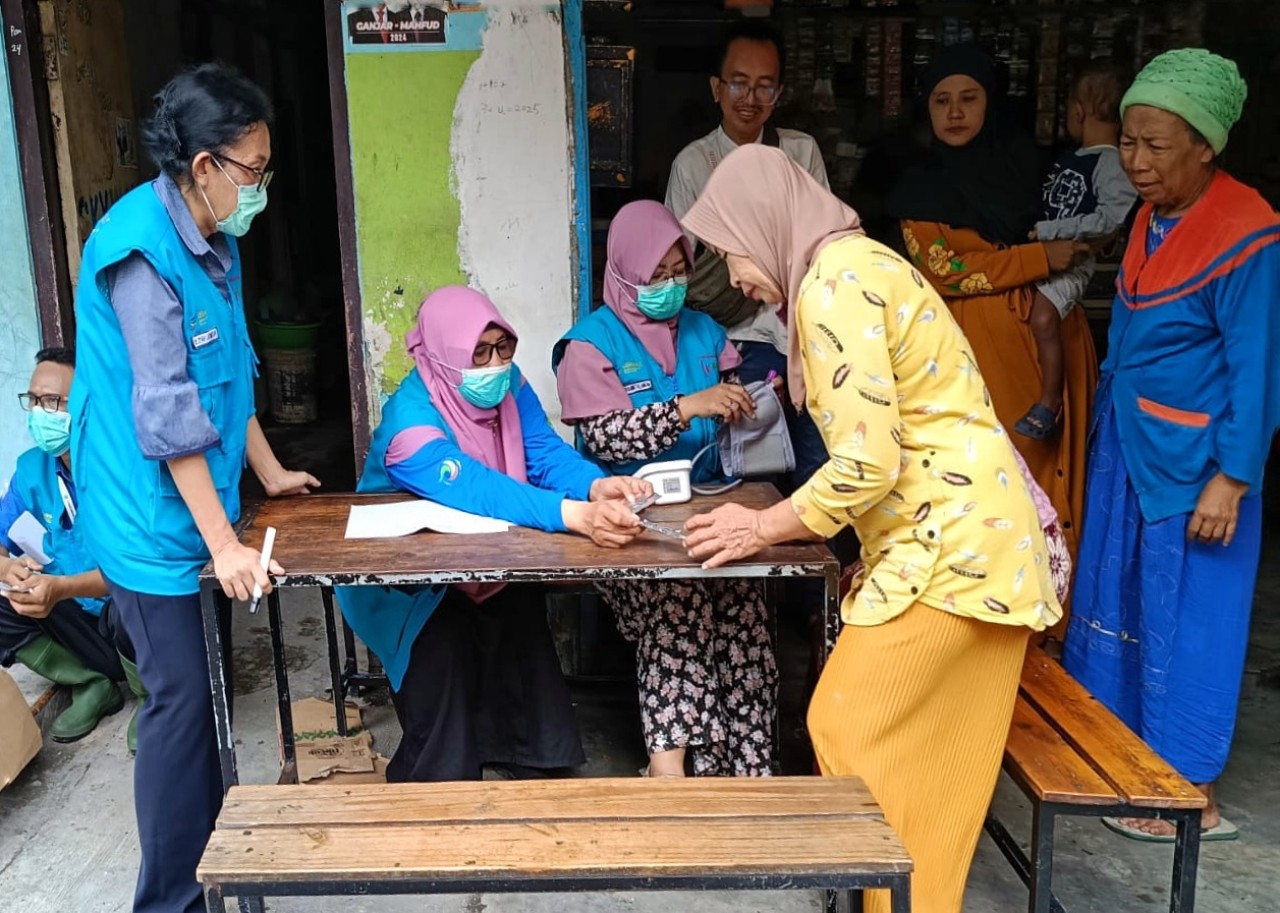 Tim kesehatan saat melakukan cek kesehatan keliling di rumah-rumah warga terdampak banjir Desa Bungurasih Waru Sidoarjo. (Foto: Ahaddiini HM/jatimnow.com)