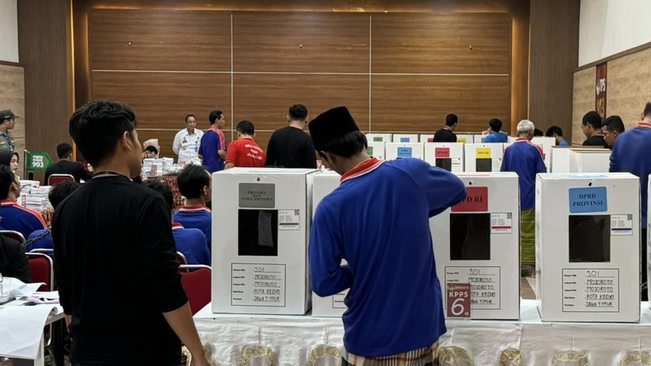 Narapidana di Lapas Kediri nyoblos. (Foto: Lapas Kediri/jatimnow.com)