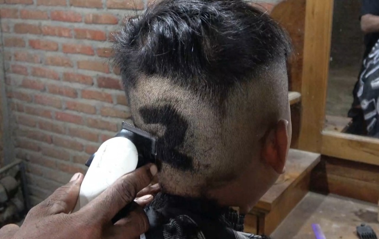 Pelajar Lamongan Cukur Gundul, Menanti Susu dan Makan Gratis Prabowo-Gibran