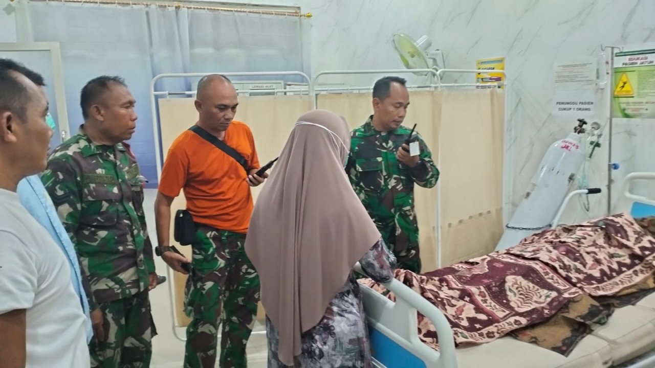 Danramil Sepulu, Kapt Kavaleri Handri Tjahyo saat mendapat penanganan medis. (Foto: Astuti for jatimnow.com)