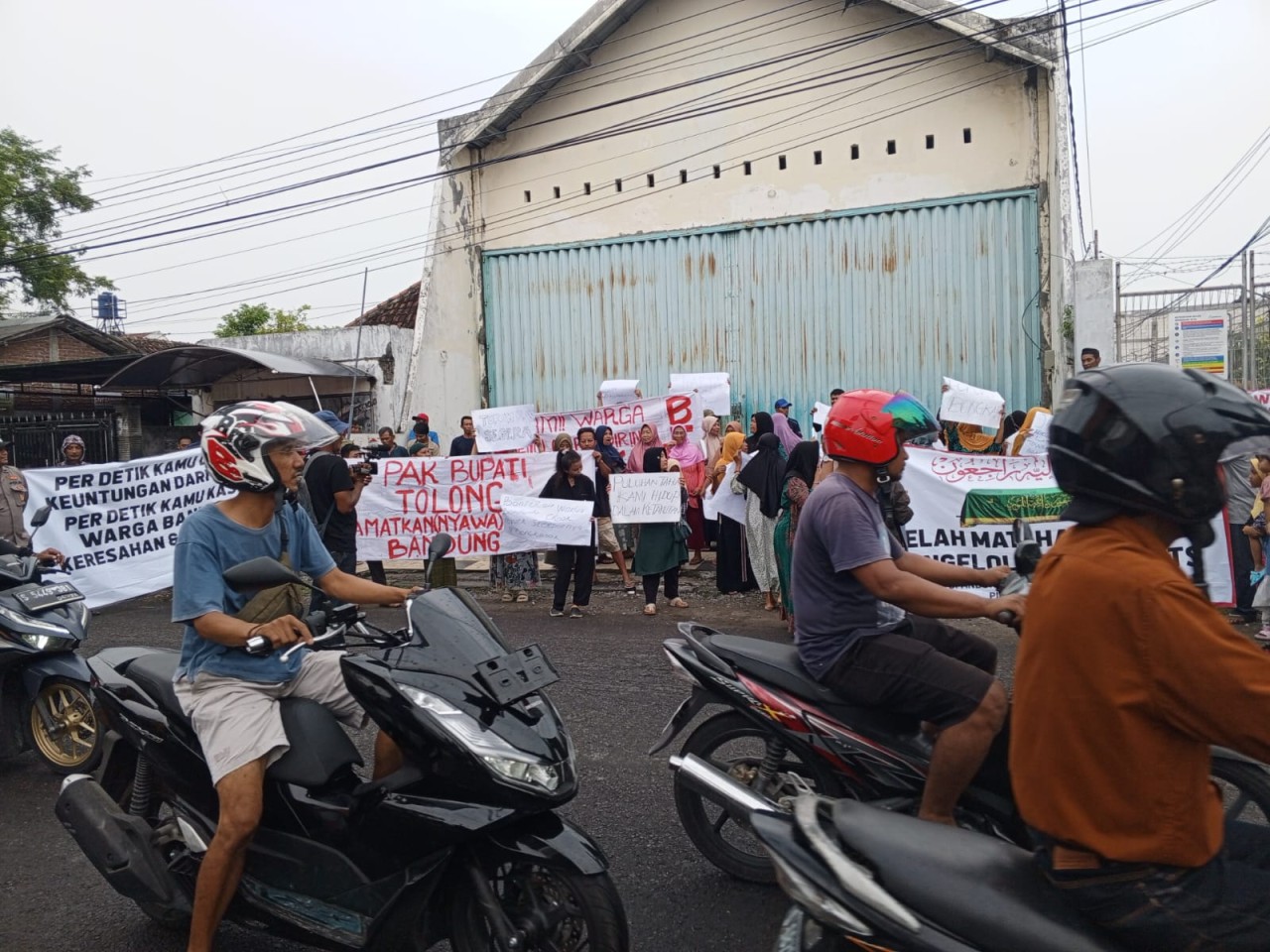 Warga didominasi emak-emak RW 4 Lingkungan Bandung, Kelurahan Sukomulyo, Lamongan, saat menggelar demo penolakan tower BTS. (Foto: Adyad Ammy Iffansah/jatimnow.com)