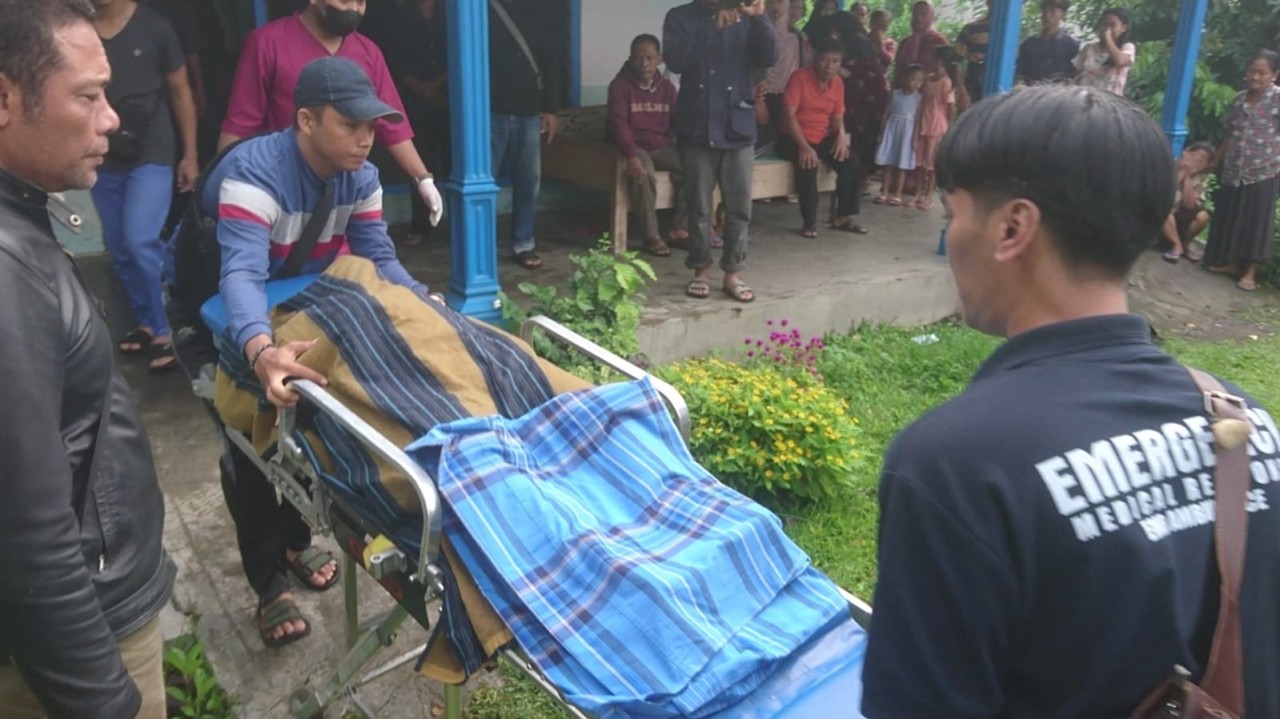 Evakuasi bocah di Tulungagung yang dikira tidur ternyata tewas ini. (Foto: Bramanta Pamungkas/jatimnow.com)