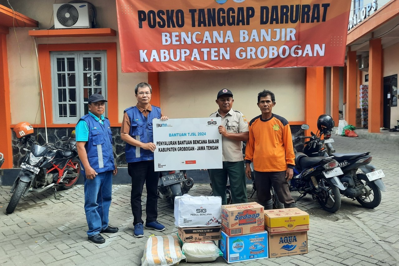 SIG Salurkan Paket Sembako untuk Korban Banjir Bandang Grobogan dan Demak