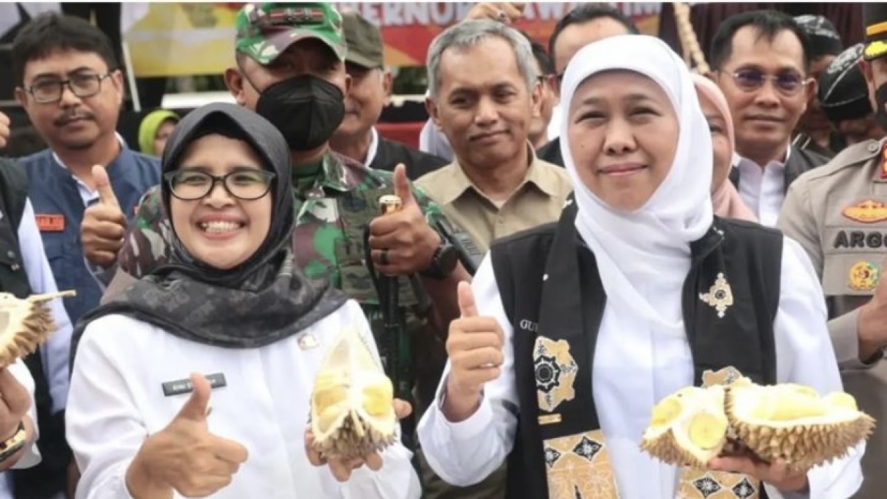 Gubernur Khofifah saat hadir di Festival Durian Sumbersari Blitar. (Instagram @khofifah.ip)
