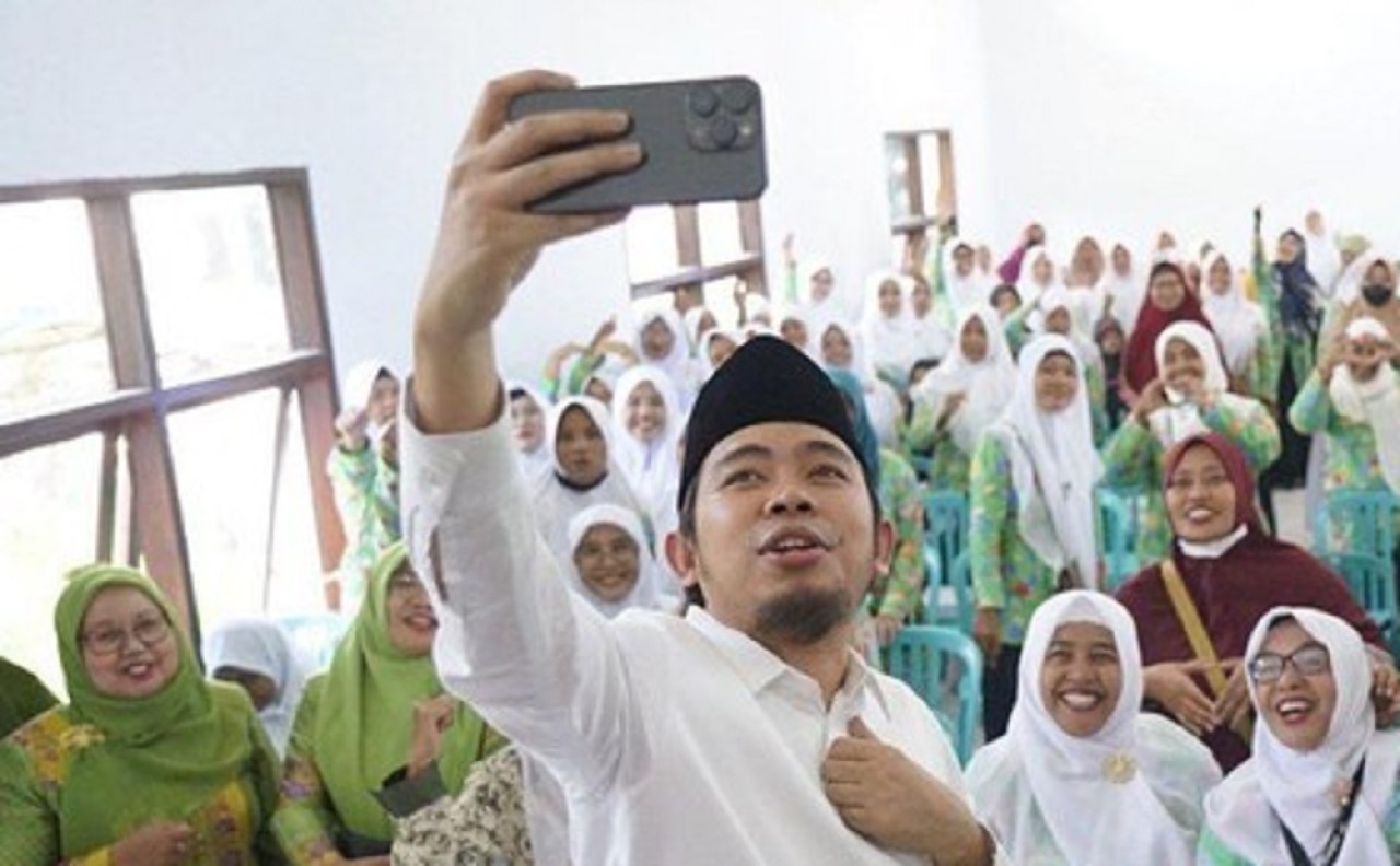 Muhammad Fawait saat bersama para guru di Jember beberapa waktu lalu. (Foto: dok. jatimnow.com)