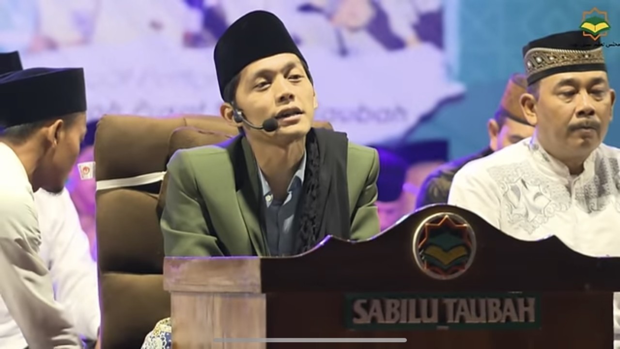Gus Iqdam saat mengisi pengajian di Kras Kediri. (Tangkapan layar YouTube: Gus Iqdam Official)