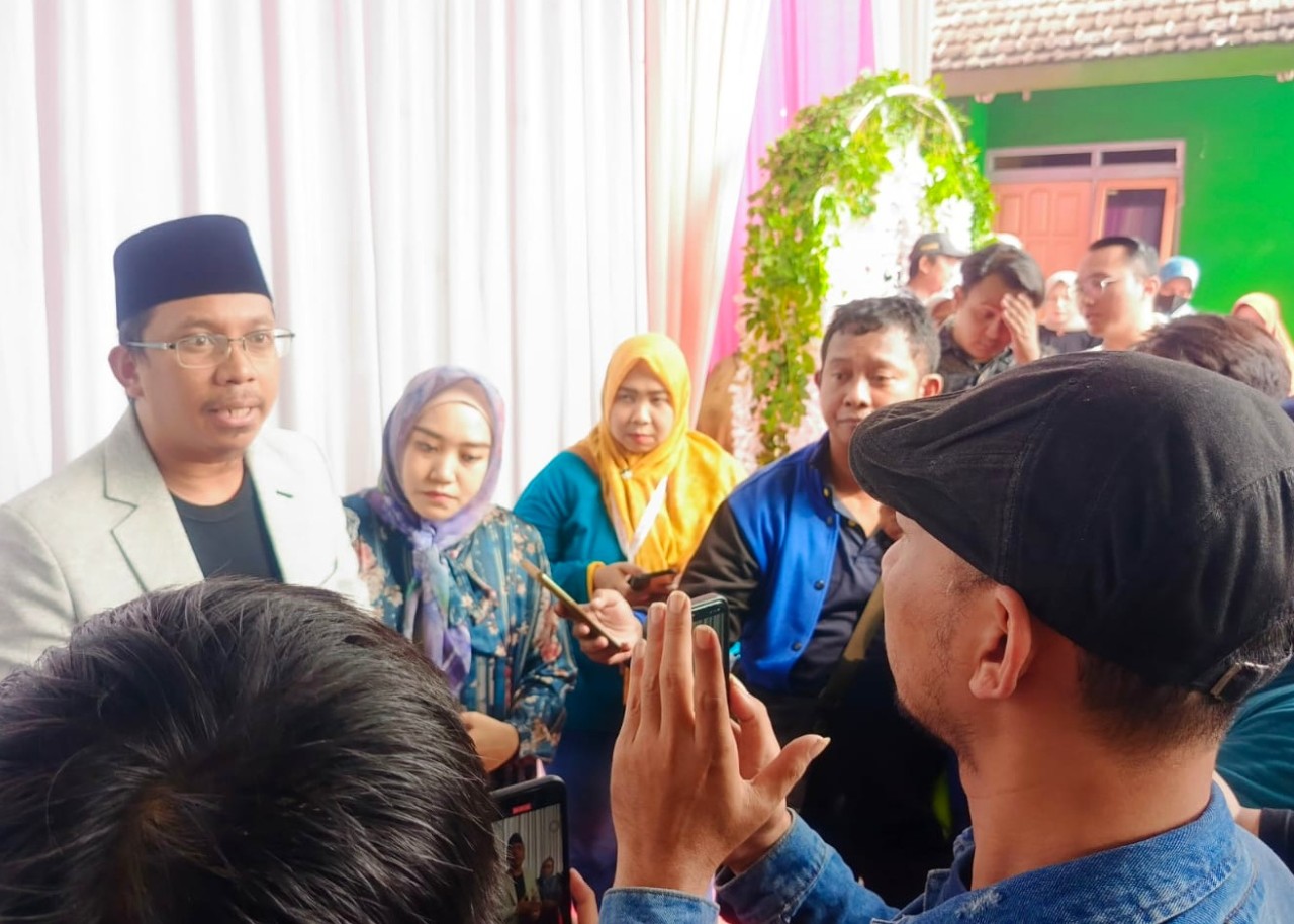 Bupati Sidoarjo Ahmad Muhdlor Ali bersama istri saat di TPS 09 Desa Kenongo, Kecamatan Tulang, Sidoarjo. (Foto: Ahaddiini HM/jatimnow.com).