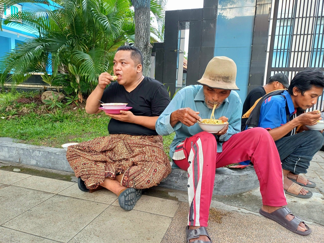 Momen Nabil Haroen Ngemper Bareng Pengemudi Bentor di Lamongan, Ngobrolin Apa?
