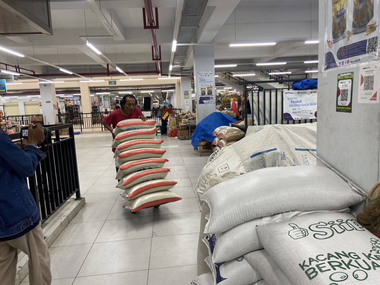 Penjualan harga beras di Ponorogo. (Foto: Ahmad Fauzani/jatimnow.com)