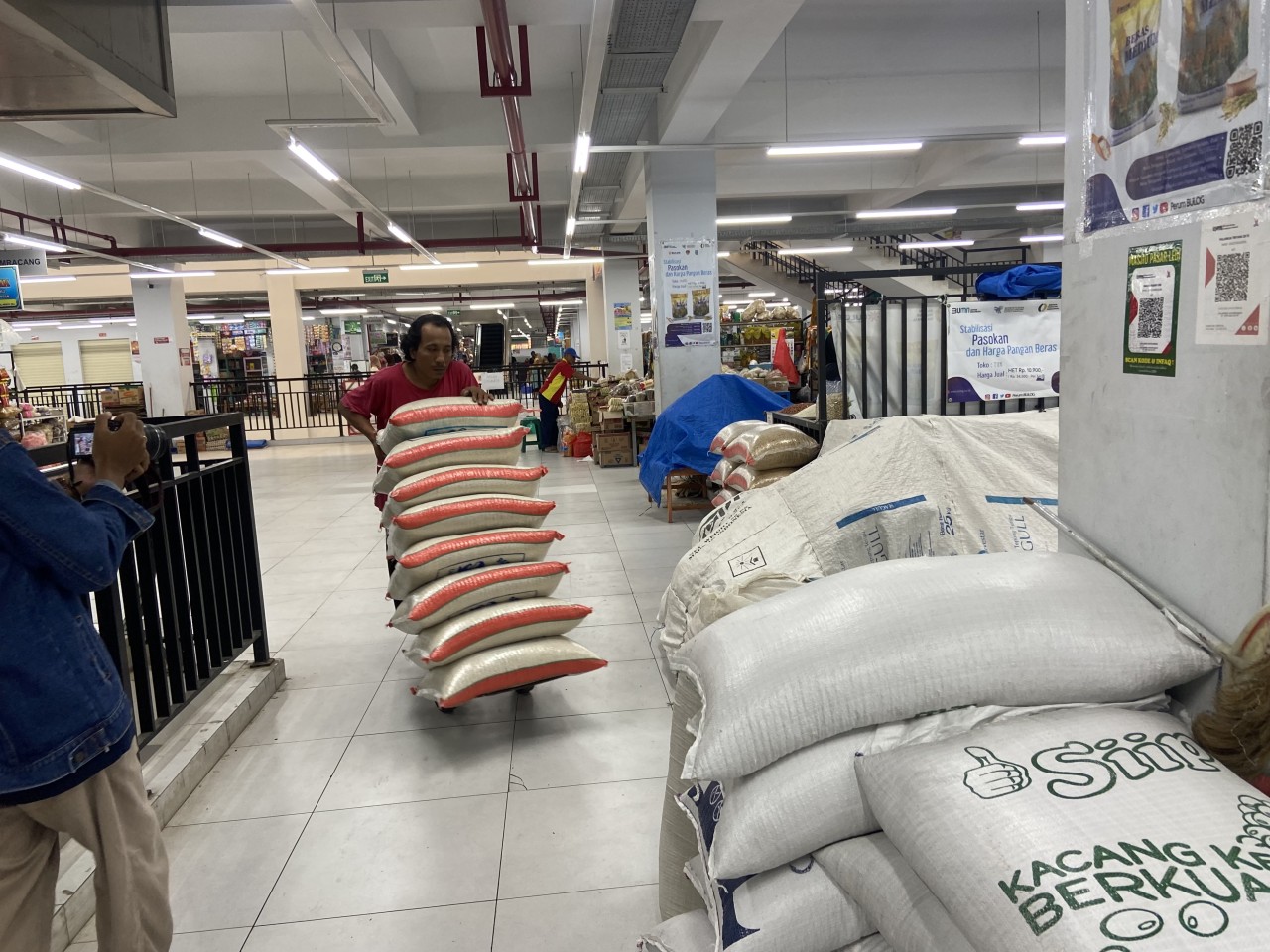 Beras di gudang. (Foto: Ahmad Fauzani/jatimnow.com)