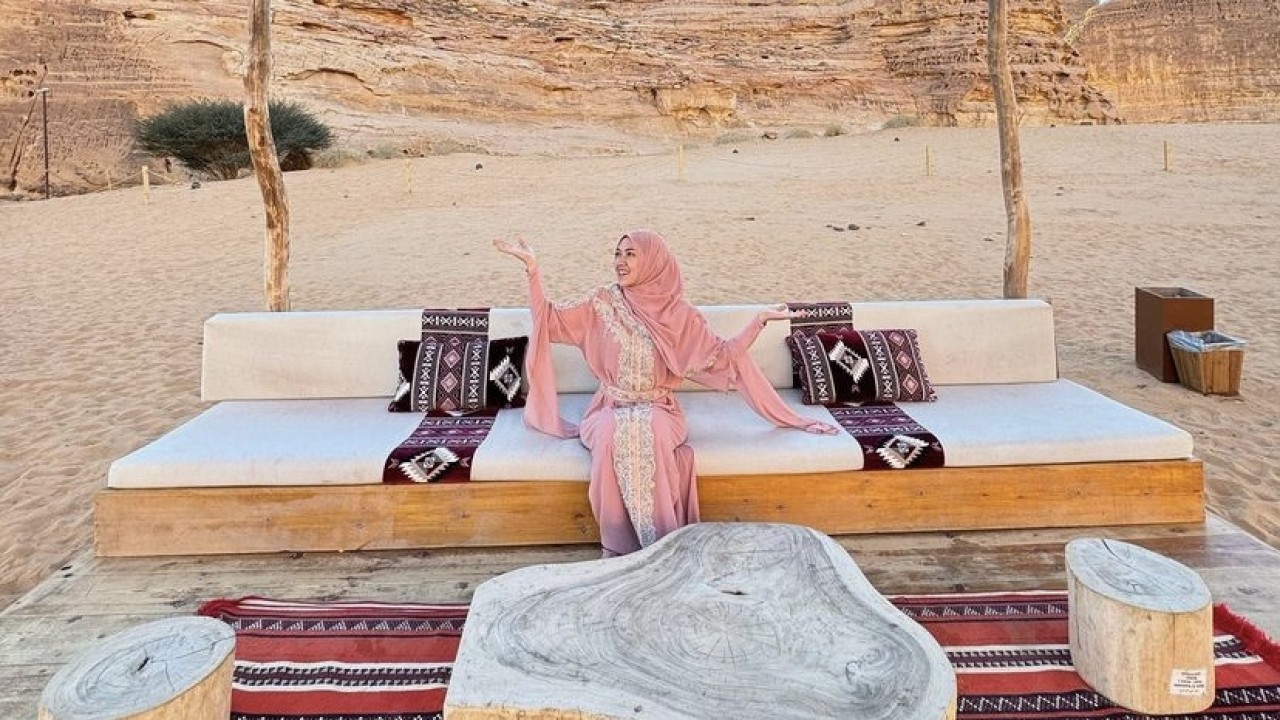 Happy Asmara saat berada di Batu Gajah, Madinah. (Foto: Instagram @happy_asmara77)