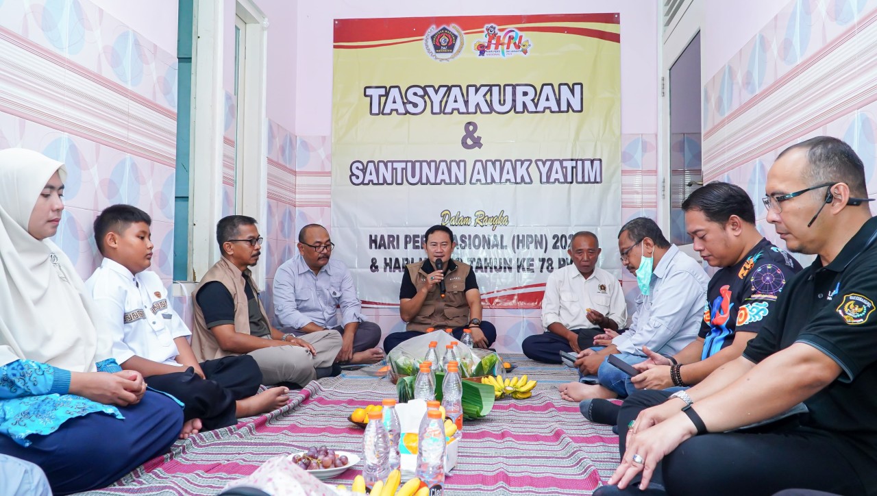 Peringatan HPN 2024 PWI Lamongan, diisi tasyakuran dan santunan yatim piatu. (Foto: Adyad Ammy Iffansah/jatimnow.com)